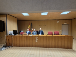 Imagen del sorteo celebrado hoy por la Audiencia Provincial de Valencia en la Ciudad de la Justicia de la capital. En la imagen, de izquierda a derecha, aparecen Javier Muñoz, delegado provincial de la Oficina del Censo Electoral de Valencia, Evaristo García, secretario de la Oficina del Jurado y director del Servicio Común de Tramitación de la Audiencia de Valencia, y José Manuel Ortega, presidente de la Audiencia de Valencia